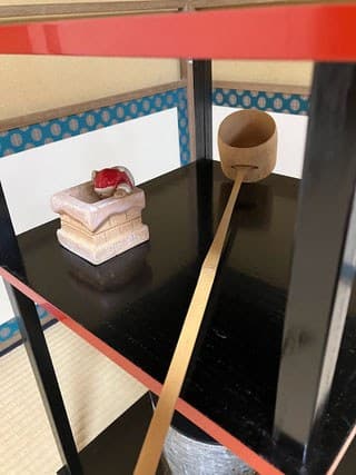 棚に置かれた菓子器と柄杓