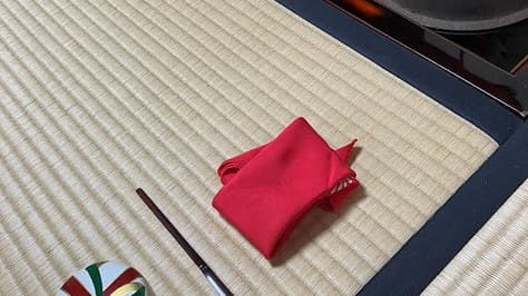 茶席の道具 ― 帛紗と茶杓、棗